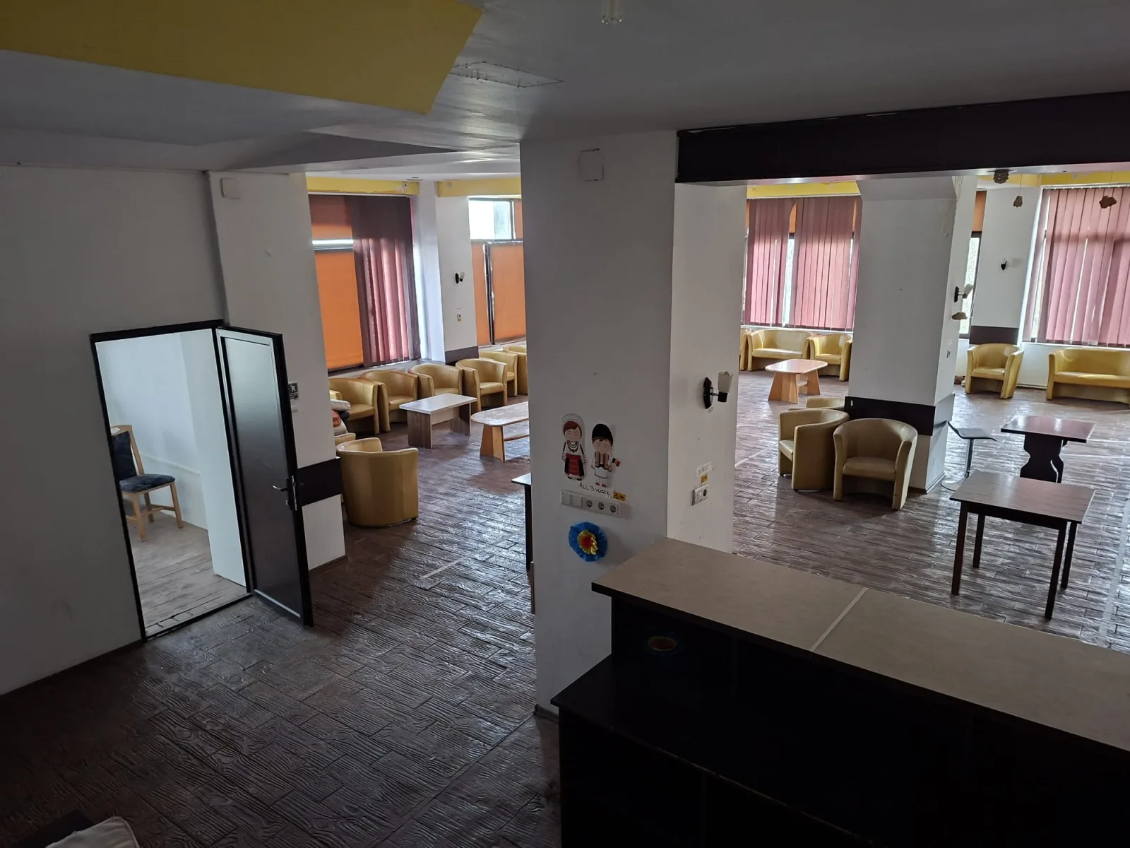 Sala multifunctionala alternate first-floor room view